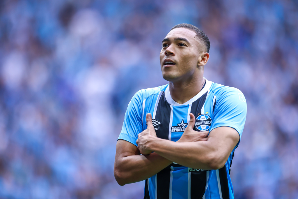 Empate com gosto de derrota: o Grêmio saiu na frente, mas deixou escapar a vitória na Arena após erros, chances perdidas e uma leitura equivocada de jogo de Luís Castro.
Mesmo com o gol de Carlos Vinícius, o time desperdiçou oportunidades claras e sofreu o empate em um golaço de fora da área.
A ausência de Amuzu pesou no ataque, enquanto mudanças defensivas fecharam o time cedo demais.
Agora, o Tricolor precisa reagir em Chapecó para provar que o título gaúcho não foi apenas um acaso.